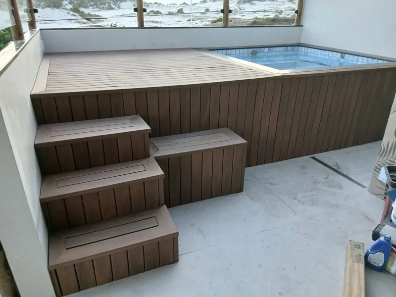 Piscina elevada com deck e escada em madeira plástica