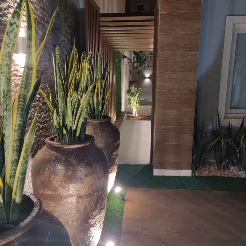 Entrada com deck e pergolado em madeira plástica